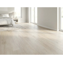 Lichte houten vloer in een slaapkamer met bed en ramen.