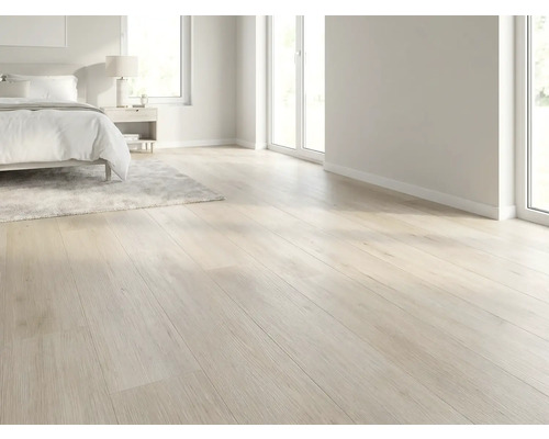 Lichte houten vloer in een slaapkamer met bed en ramen.