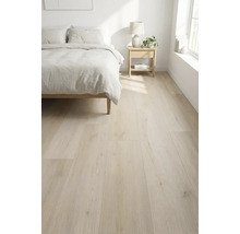 Lichte houten vloer in een slaapkamer met bed en nachtkastje.