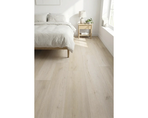 Lichte houten vloer in een slaapkamer met bed en nachtkastje.