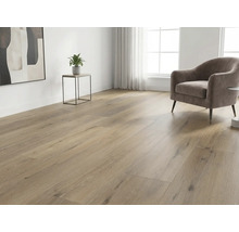 Lichte kamer met houten vloer, fauteuil en bijzettafel