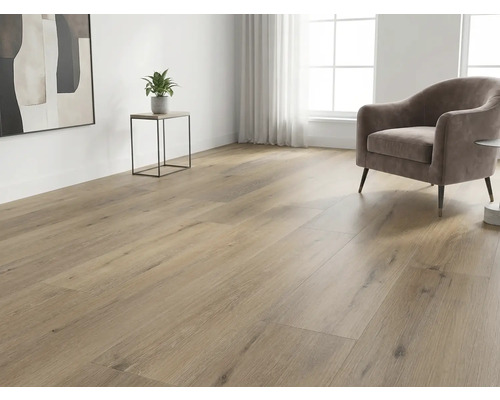 Lichte kamer met houten vloer, fauteuil en bijzettafel