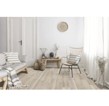 Lichte woonkamer met bank, stoel, houten vloer en decoratieve elementen voor een vriendelijke sfeer.