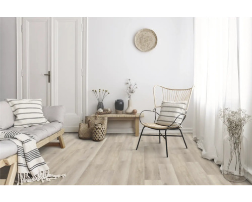 Lichte woonkamer met bank, stoel, houten vloer en decoratieve elementen voor een vriendelijke sfeer.