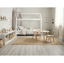 Kinderkamer met bedhemel, tafel, stoelen en planken