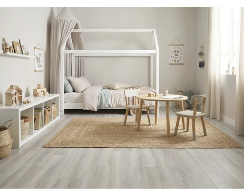 Kinderkamer met bedhemel, tafel, stoelen en planken