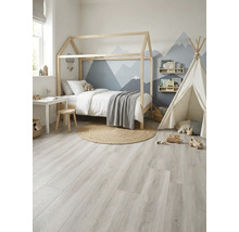 Kinderkamer met houten bed, speeltent en een lichte houten vloer