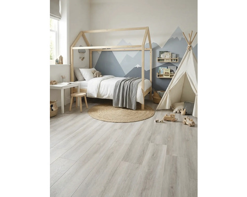 Kinderkamer met houten bed, speeltent en een lichte houten vloer