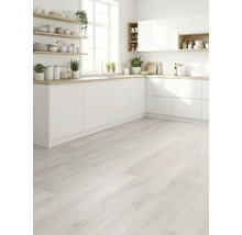 Lichte keuken met witte kasten, houten werkblad en lichte houten vloer.