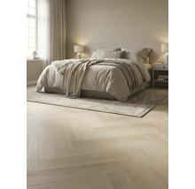 Slaapkamer met bed, nachtkastjes, lampen en parketvloer in visgraatmotief