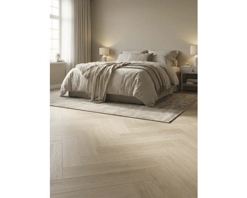 Slaapkamer met bed, nachtkastjes, lampen en parketvloer in visgraatmotief