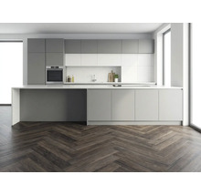 Moderne keuken met grijze en witte kasten, werkblad en parketvloer