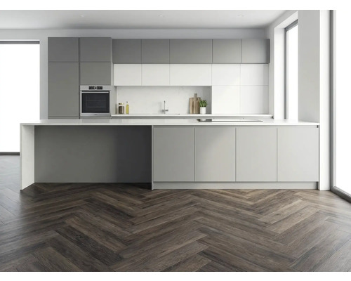 Moderne keuken met grijze en witte kasten, werkblad en parketvloer