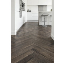 Moderne keuken met donkere visgraat parketvloer