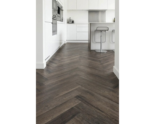 Moderne keuken met donkere visgraat parketvloer