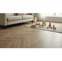 Woonkamer met visgraat designvloer, bank en speelgoed