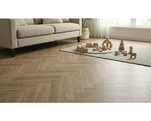 Woonkamer met visgraat designvloer, bank en speelgoed