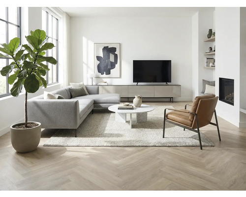 Woonkamer met hoekbank, fauteuil, televisie en kamerplant