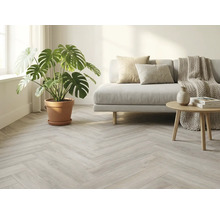 Woonkamer met visgraat vloer, bank, bijzettafel en kamerplant