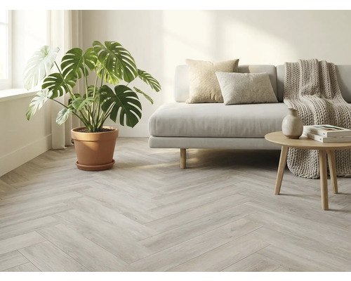 Woonkamer met visgraat vloer, bank, bijzettafel en kamerplant