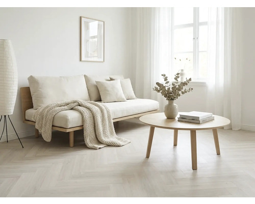 Lichte woonkamer met bank, salontafel en decoratie