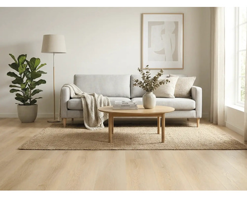 Woonkamer met bank, vloerkleed, tafel, staande lamp en kamerplant