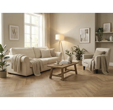 Woonkamer met bank, fauteuil, houten tafel en vloerlamp