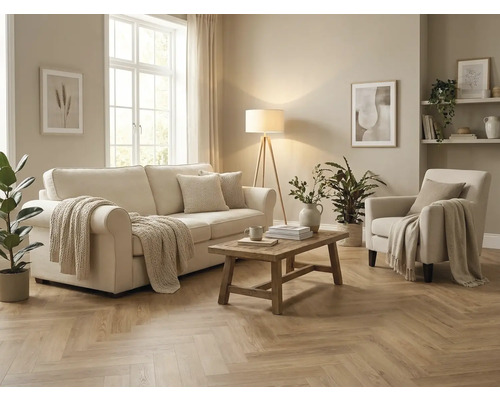 Woonkamer met bank, fauteuil, houten tafel en vloerlamp