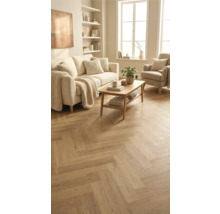 Woonkamer met bank, fauteuil, salontafel en visgraatparket