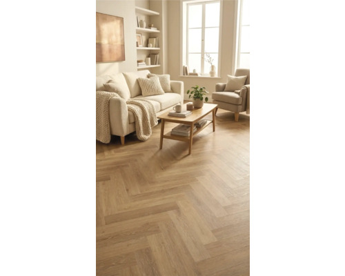 Woonkamer met bank, fauteuil, salontafel en visgraatparket