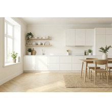 Lichte keuken met witte kasten, houten vloer en eettafel.