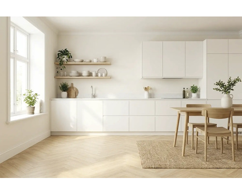 Lichte keuken met witte kasten, houten vloer en eettafel.