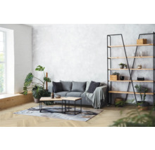 Lichte woonkamer met bank, planken en kamerplanten.