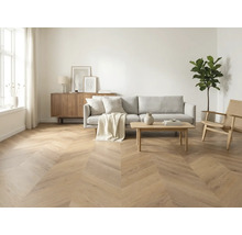 Lichte woonkamer met visgraat parketvloer, bank, salontafel en houten dressoir