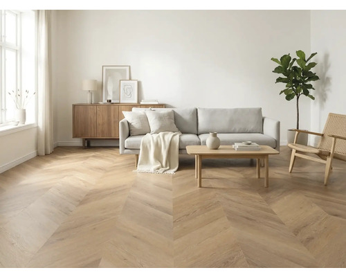 Lichte woonkamer met visgraat parketvloer, bank, salontafel en houten dressoir