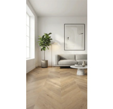 Woonkamer met visgraatparket, bank, tafel en kamerplant