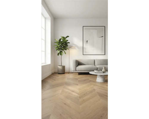 Woonkamer met visgraatparket, bank, tafel en kamerplant