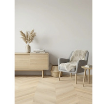 Lichte woonkamer met houten vloer, dressoir, fauteuil en decoratie