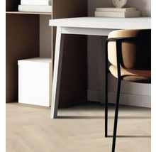 Detail van een bureau met stoel, rek en decoratie in een lichte kamer.