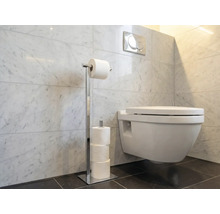 Badkamer met toilet en metalen toiletpapierhouder