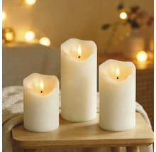 Drie LED-kaarsen op een tafel