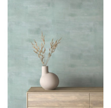 Woonkamer met beige vaas en droogbloemen op houten dressoir voor wand