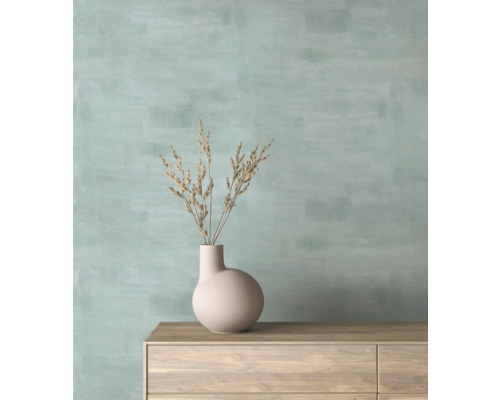 Woonkamer met beige vaas en droogbloemen op houten dressoir voor wand