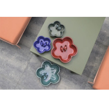 Decoratieve schalen in bloemvorm op een tafel