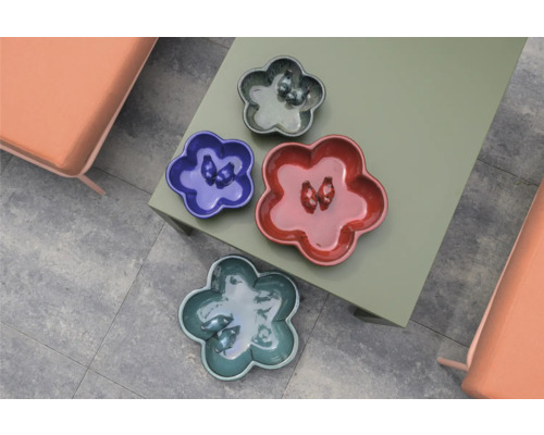 Decoratieve schalen in bloemvorm op een tafel