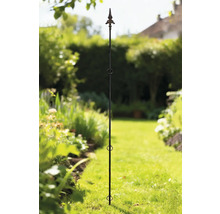 Metalen plantensteun met decoratieve punt in de tuin