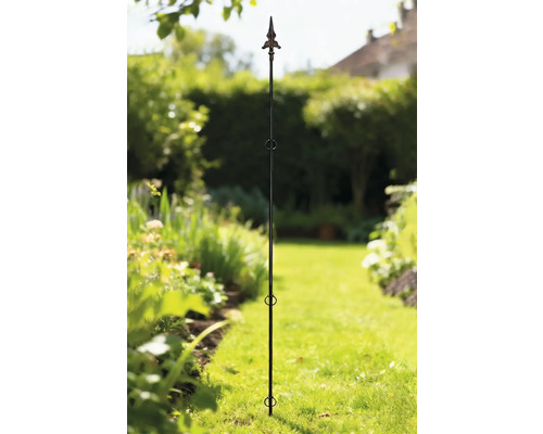 Metalen plantensteun met decoratieve punt in de tuin