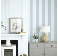 Woonkamer met gestreept behang, open haard en dressoir