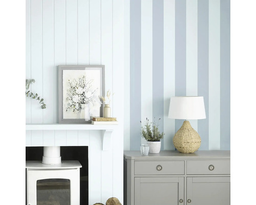 Woonkamer met gestreept behang, open haard en dressoir