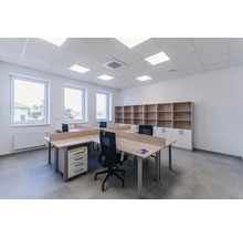 Licht kantoor met bureaus, bureaustoelen, rolcontainers en kasten voor kantoorbenodigdheden